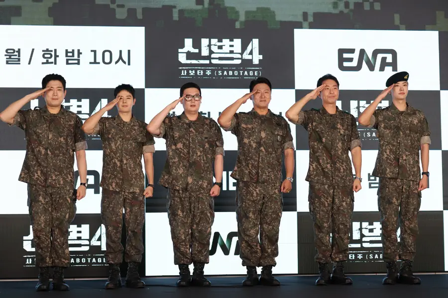 Presentación de la nueva serie de los lunes y martes de ENA «Recluta 4: Sabotaje» Los actores Nam Tae-woo, Kim Dong-jun, Kim Min-ho, Oh Dae-hwan, Lee Hyun-gyun y Lee Won-jung, de izquierda a derecha
