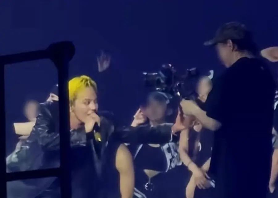 Momento del concierto de G-Dragon en Goyang. El cantante hace un gesto con rapidez hacia el director de cámara. Comunidad de internet