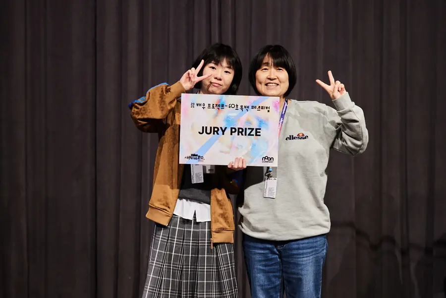 La directora Lee Ran-hee posa para una foto con los ganadores.