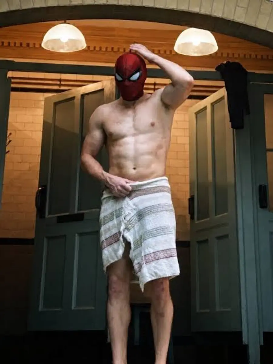 Hình ảnh Tom Holland trong loạt phim 〈Người Nhện〉 của Vũ trụ Điện ảnh Marvel