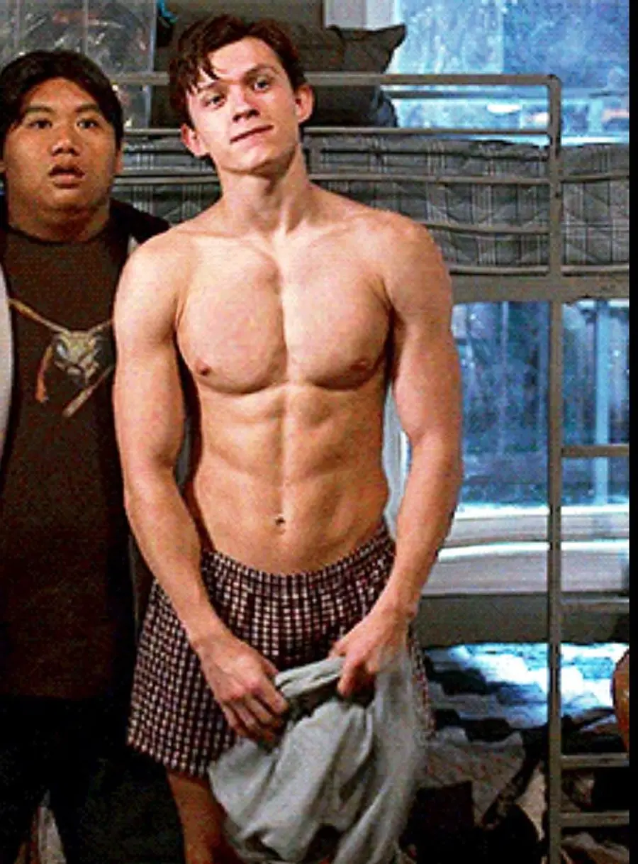 Hình ảnh Tom Holland trong loạt phim 〈Người Nhện〉 của Vũ trụ Điện ảnh Marvel