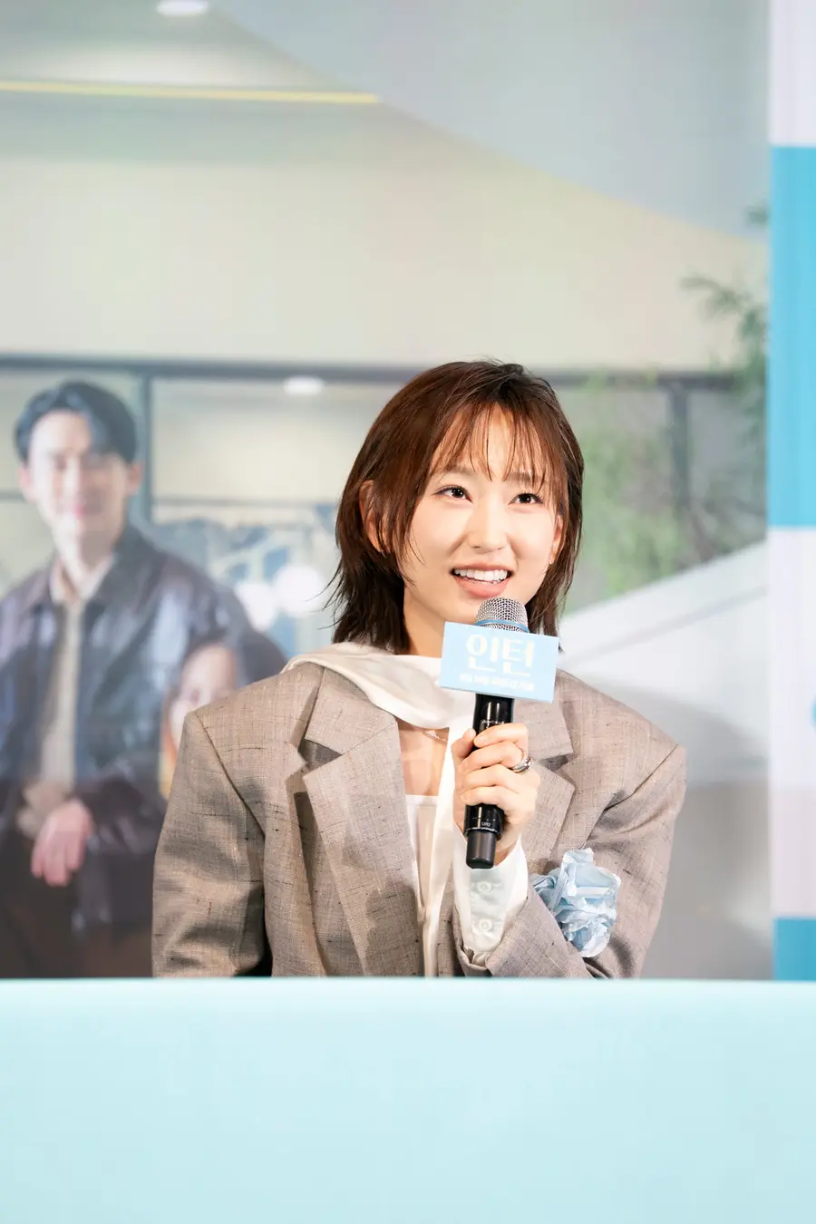 〈インターン〉 記者会見の現場のリュ・ヘヨン(写真提供=ワーナー・ブラザース・コリア㈜)