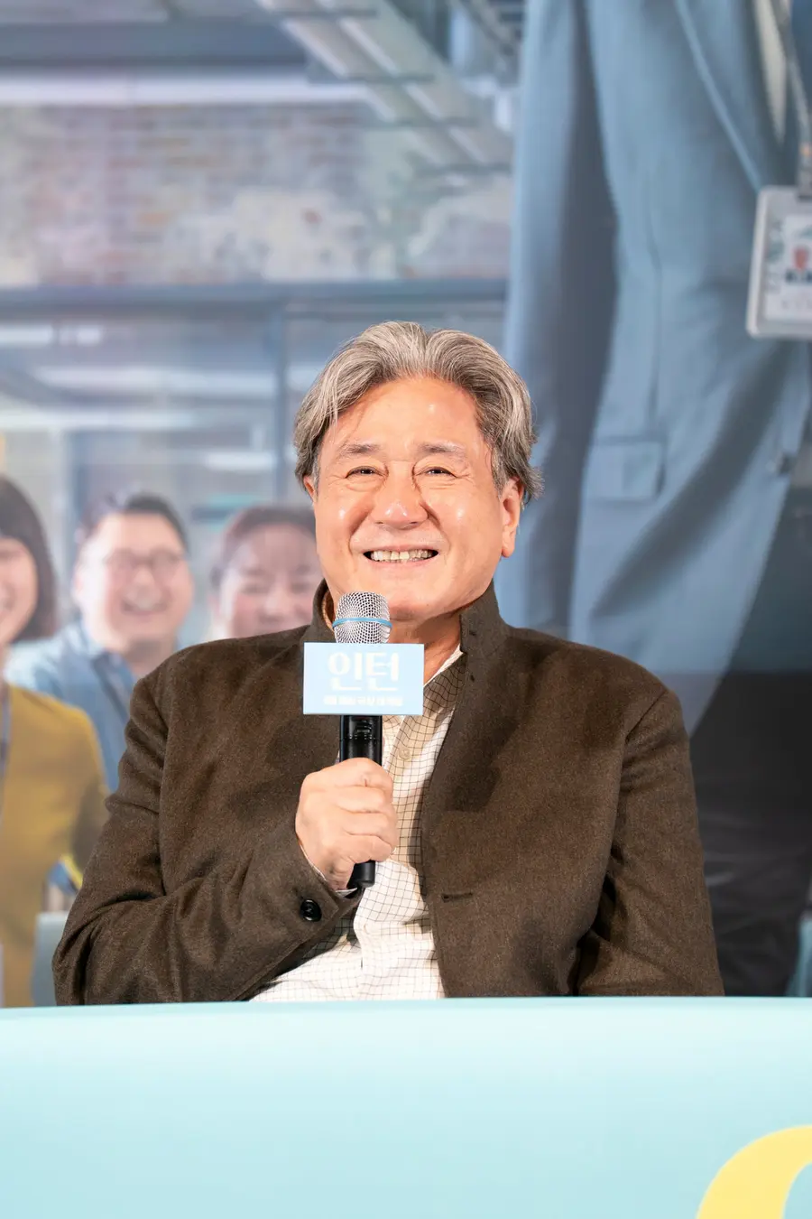 〈インターン〉 記者会見の現場のチェ・ミンシク(写真提供=ワーナー・ブラザース・コリア㈜)