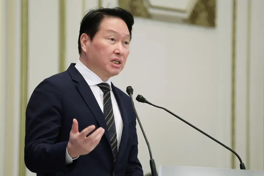 チェ・テウォンSKグループ会長が29日、イ・ジェミョン大統領の主宰で青瓦台で開かれた3大メガプロジェクト国民報告会で投資計画を発表している。2026.6.29