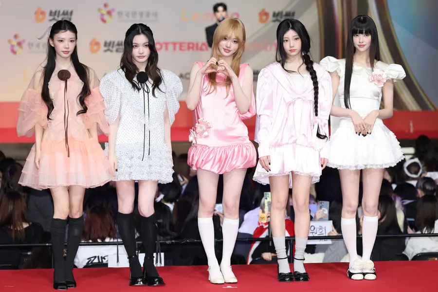 Group ILLIT poses at the red carpet event for the ‘2025 SBS Gayo Daejeon.’ 2025.12.25