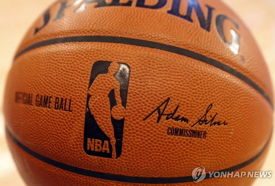 Quả bóng rổ in logo Hiệp hội Bóng rổ Quốc gia Mỹ (NBA) [AP=Yonhap. Cấm bán lại và sử dụng cơ sở dữ liệu]
