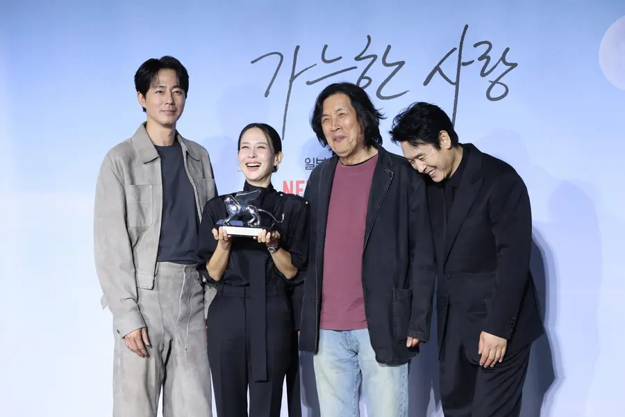 Actors Jo In-sung, from left, Jo Yeo-jeong, director Lee Chang-dong and Seol Kyung-gu at a preview screening and press conference for the film ‘Possible Love’ held on the 21st at CGV Yongsan I’Park Mall in Yongsan-gu, Seoul; Jo Yeo-jeong smiles brightly while holding the Venice International Film Festival ‘Silver Lion’ trophy