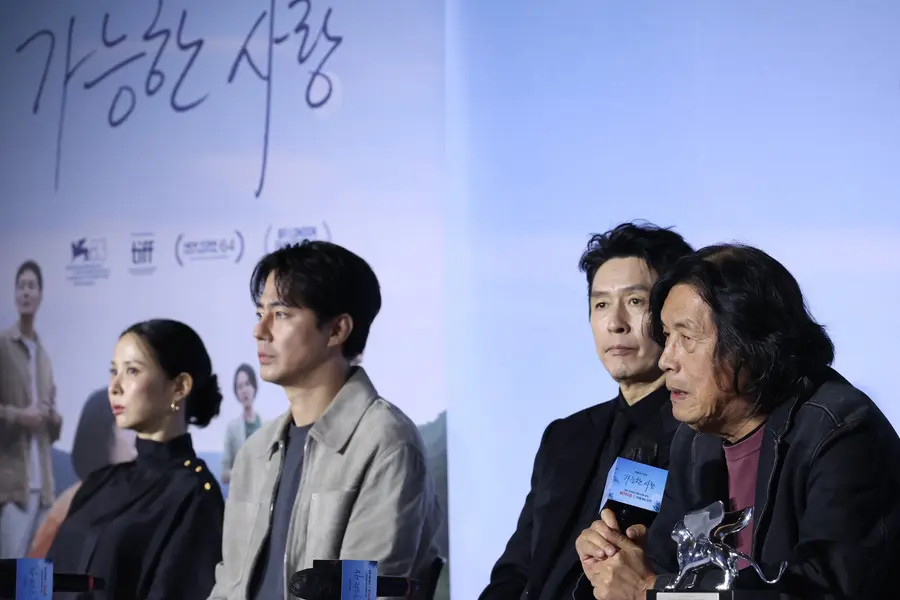 Actors Jo In-sung, from left, Jo Yeo-jeong, director Lee Chang-dong and Seol Kyung-gu at a preview screening and press conference for the film ‘Possible Love’ held on the 21st at CGV Yongsan I’Park Mall in Yongsan-gu, Seoul
