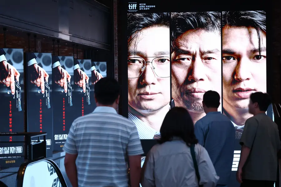 서울 한 영화관에 걸린 '암살자(들)' 홍보물