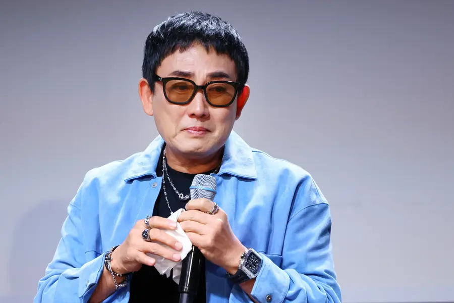 Lee Seung-chul shedding tears at a listening session for his 40th anniversary debut album, held Thursday afternoon at Hyundai Card Understage in Yongsan district, Seoul