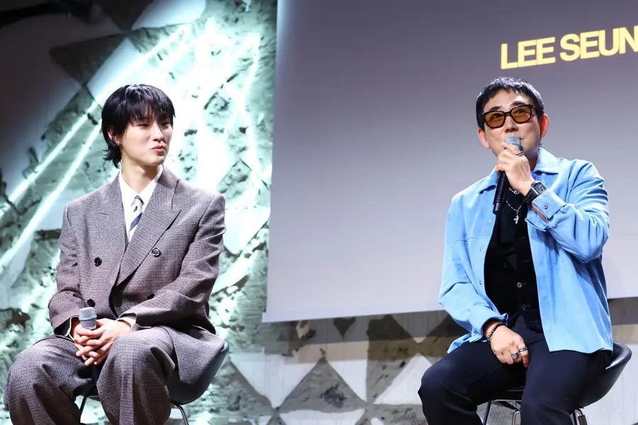 Singer Lee Seung-chul with WOODZ at a listening session for his 40th anniversary debut album