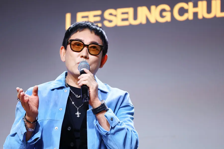 Singer Lee Seung-chul at a listening session for his 40th anniversary debut album, held Thursday afternoon at Hyundai Card Understage in Yongsan district, Seoul