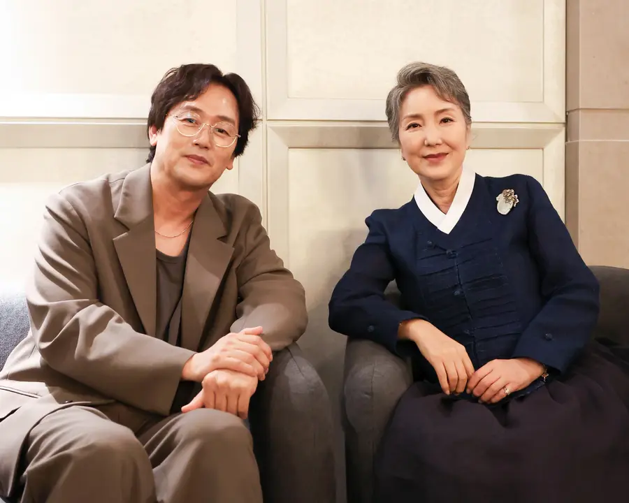 Kim Jeong-tae director (izq.), la actriz Lee Hwi-hyang (foto=Studio Killerwhale)