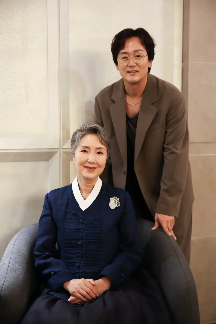 Actor-director Kim Jeong-tae (top), actor Lee Hwi-hyang (photo=Studio Killerwhale)