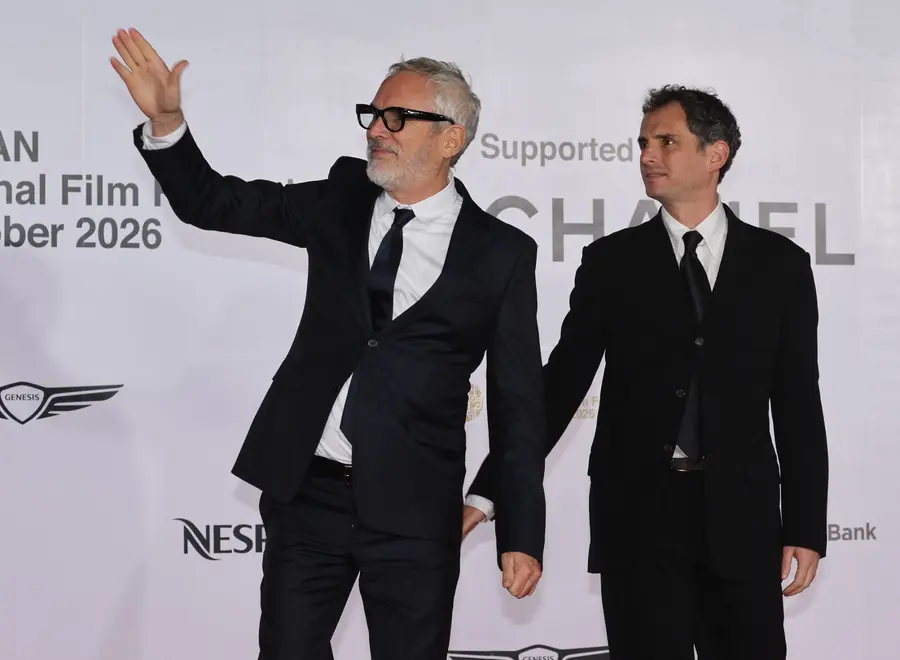 メキシコ出身のアルフォンソ・キュアロン監督(左)と息子のホナス・キュアロン監督 _ 第31回釜山国際映画祭の開幕式で手を振る