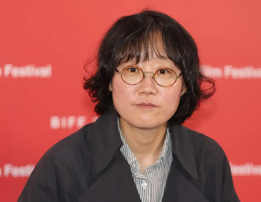 La directora Jung Ju-ri, miembro del jurado, durante la rueda de prensa del jurado de la competición del 31.º Festival Internacional de Cine de Busan