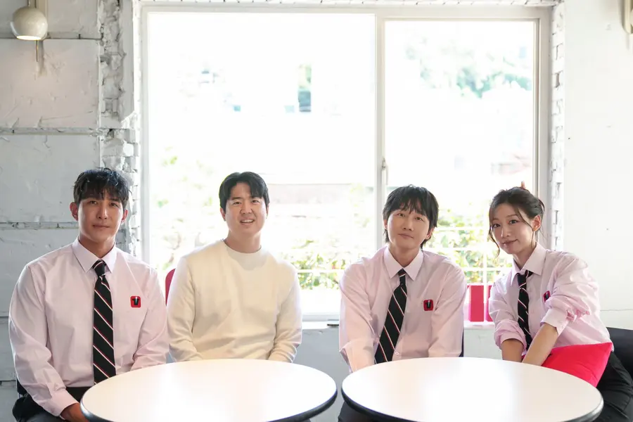 (左から) 〈Wonsuneun oeyaseok-eseo♥〉 ファン・ジェギュン、イ・ギヨンPD、イ・ヨンジン、チョン・イェイン(写真提供=TVING)