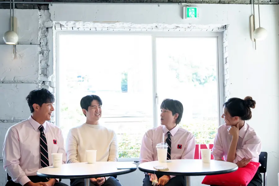 (左から) 〈Wonsuneun oeyaseok-eseo♥〉 ファン・ジェギュン、イ・ギヨンPD、イ・ヨンジン、チョン・イェイン(写真提供=TVING)