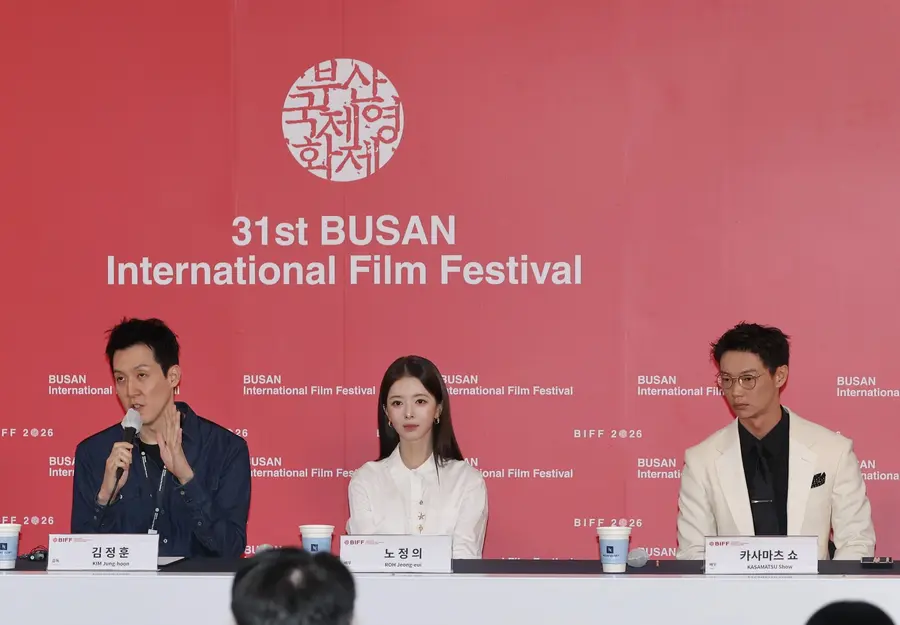 Rueda de prensa de la película «Afeitado» El director Kim Jeong-hoon responde a las preguntas. A su derecha, la actriz Roh Jeong-eui y Kasamatsu Sho. 9.10.2026