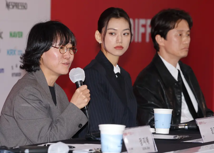 Rueda de prensa de la película 'Dora'\nLa directora Jung Joo-ri responde a las preguntas. A su derecha, los actores Kim Do-yeon y Song Sae-byeok. 2026.10.9