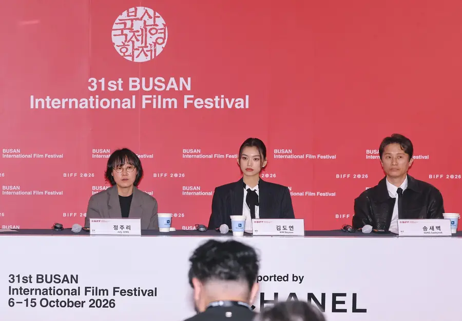 Rueda de prensa de la película 'Dora'\nA la derecha de la directora Jung Joo-ri, los actores Kim Do-yeon y Song Sae-byeok. 2026.10.9