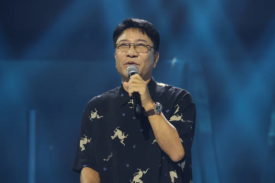 Lee Soo-man, productor principal de A2O Entertainment Saluda durante el espectáculo mundial de debut de los grupos de ídolos de A2O Entertainment, ‘WELCOME TO SOULITE From A2O SOUL A2O LITE’, celebrado el 12 de octubre en Kintex, en Goyang, provincia de Gyeonggi. 12.10.2026