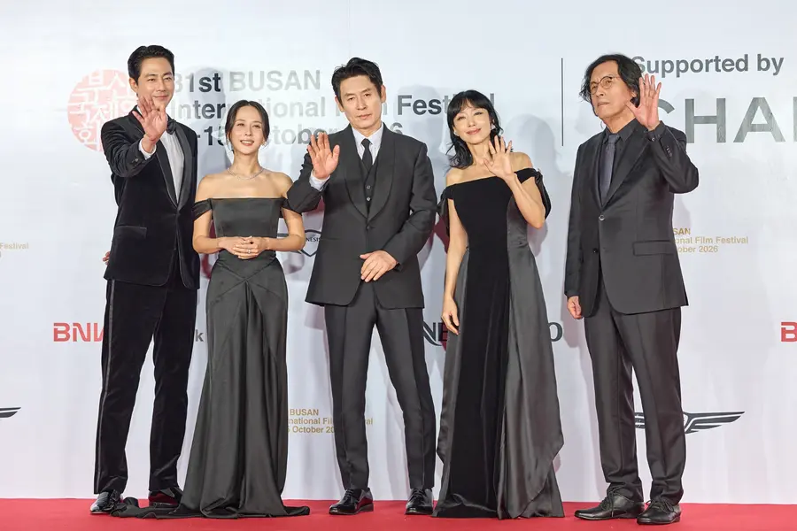 2026 BIFF 〈가능한 사랑〉 (왼쪽부터) 조인성, 조여정, 설경구, 전도연, 이창동 감독 (사진제공=넷플릭스)