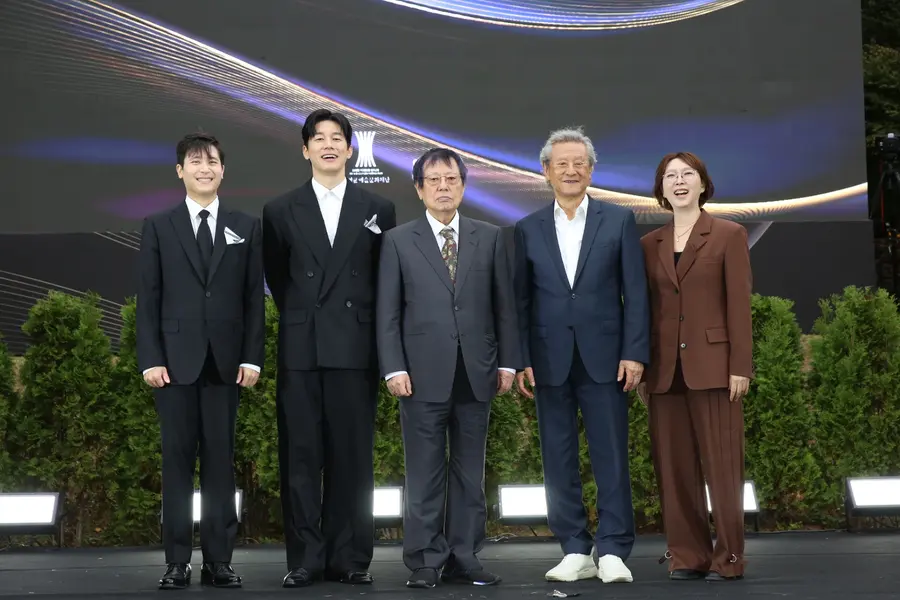 16th Beautiful Artist Awards recipients: late Ahn Sung-ki's second son, Ahn Philip; actor Kim Mu-yeol; cinematographer Lee Seok-ki; actor Park Geun-hyung; and director Kim Do-young (from left) [Courtesy of the Shin Young-kyun Arts and Culture Foundation. Resale and database use prohibited]