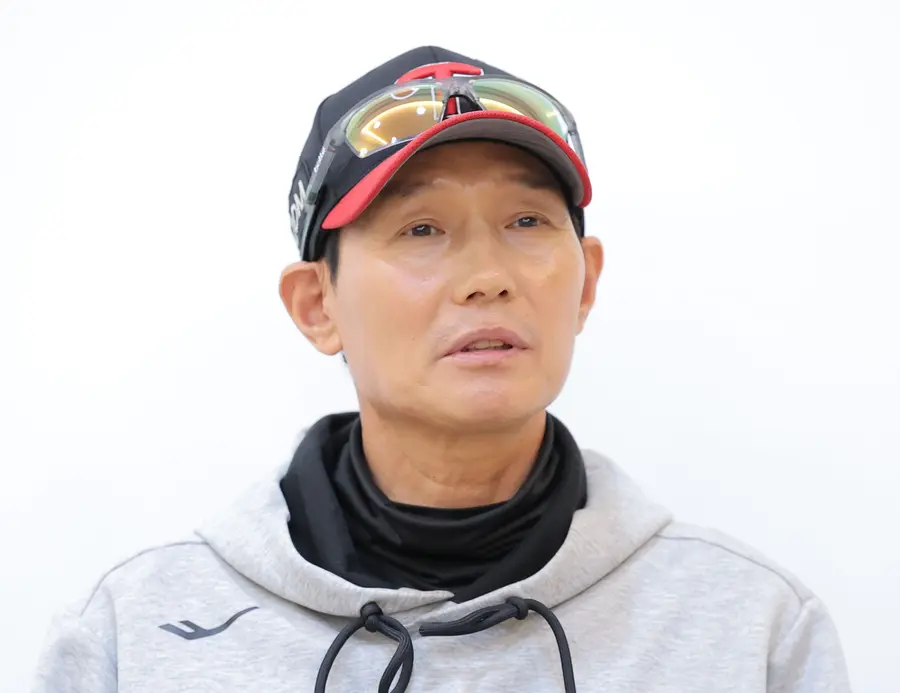 LG manager Yeom Kyeong-yeop ahead of Game 3 of the Wild-Card Series