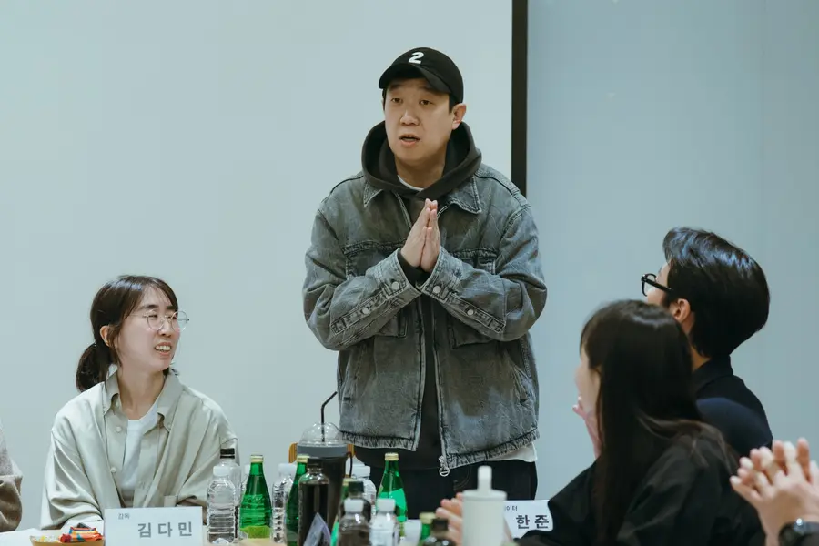 Director Han Jun-hee (center)