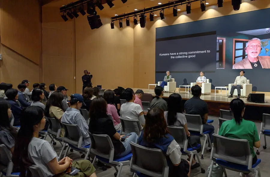 Professor Sam Richards gives an online lecture at the Y Education Fair last May [Provided by Yangcheon-gu. No resale or database use]