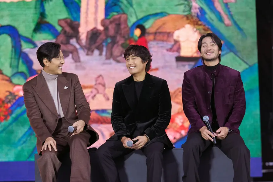 Los actores Lee Jung-jae, Lee Byung-hun y Park Hae-soo, de izquierda a derecha [Imagen cedida por Netflix. Prohibida su reventa y uso en bases de datos]