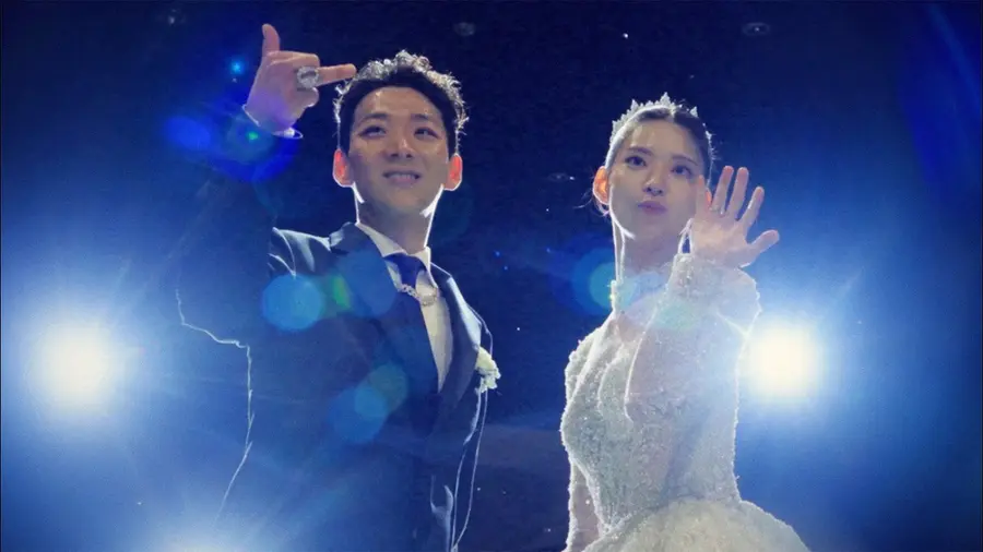 Yang Hongwon (à gauche) et Won Hyeon-ju lors de leur mariage (source : chaîne YouTube « Le journal de Yang Hongwon, jeune père »)