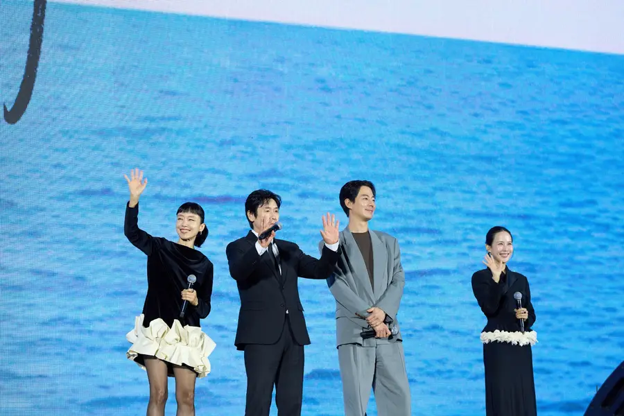 Las actrices y los actores Jeon Do-yeon, Sol Kyung-gu, Zo In-sung y Cho Yeo-jeong, de izquierda a derecha [Imagen cedida por Netflix. Prohibida su reventa y uso en bases de datos]
